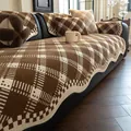 Housse de canapé épaisse en chenille à carreaux marron et blanc avec bords ondulés - 70x70cm / Marron