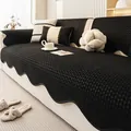 Copridivano minimalista in ciniglia nera con trama a foglie e bordi ondulati chic - Motivo a spiga / 70x70cm / Nero