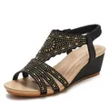 Sandalias bohemias de cuña para mujer con tachuelas doradas y tira elástica en el talón - EU 36 / Negro