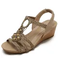 Sandalias bohemias de cuña para mujer con tiras trenzadas y detalles de cuentas caqui - EU 36 / Marrón