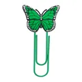 Dettaglio macro della graffetta a farfalla 3D con dettagli in PVC e metallo verde - Stile Farfalla Verde