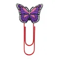Dettaglio di una grande graffetta in metallo rosso con decorazione a farfalla in PVC - Stile Farfalla Viola