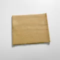 Detailansicht der camel-farbenen Rippstrick-Textur eines warmen Winter-Loops - Khaki