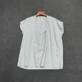 Detailopname van de saliegroene blouse met korte mouwen, kleine opstaande kraag en knoopsluiting - EU 38 / Grijsgroen