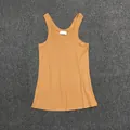 Detalle de camiseta de tirantes de algodón amarillo jengibre con cuello en U suave - EU 38 / Caqui
