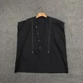 Detail van zwarte losse blouse met asymmetrische kraag en zilveren metalen gespen - EU 38 / Zwart