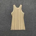 Dettaglio canotta in maglia a coste kaki con strisce nere verticali su fondo grigio - XS / Albicocca