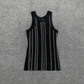 Dettaglio del gilet nero a righe bianche verticali con trama in maglia a costine - XS / Nero