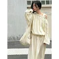 Off-White schulterfreies langärmliges Kleid mit Kordelzug-Details und großer Ledertasche - EU 34 / Beige