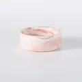 Keramische voerbak voor huisdieren met roze marmerpatroon, gouden rand en glad oppervlak - Groot (20cm) / Rechte Rand Bak - Marmerroze