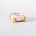 Gamelle pour chat en céramique marbrée rose avec support en bois ensemble minimaliste - Bol Rose Marbré - avec Support Bois Simple