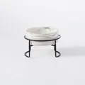 Moderner Katzenapfel aus Marmor-Keramik mit stabilem erhöhtem schwarzen Metallgestell - Gerade Schale mit Marmormuster und einzelnem Eisenständer / Groß (20cm) / Grau
