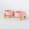 Roze keramische dubbele voerbak set met verhoogde bamboe standaard voor huisdieren - Verbonden Dubbele Houten Standaard / Mat Roze / Klein (13CM)
