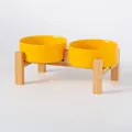 Verhoogde dubbele gele keramische voerbakken met een bamboe standaard voor katten en honden - Detachable Double Wood Stand / Mat Geel / Klein (13CM)