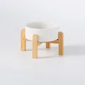 Witte keramische voerbak voor huisdieren met een minimalistische houten standaard - Elevated Single Wood Stand / Lichtwit / Diameter 11cm