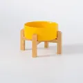 Gele keramische voerbak met verhoogde bamboe standaard voor honden en katten - Elevated Single Wood Stand / Mat Geel / Groot 20cm
