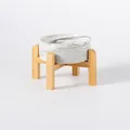 Moderne keramische voerbak met grijs marmerpatroon en bamboe houten standaard - Elevated Single Wood Stand / Marmer Grijs / Diameter 11cm