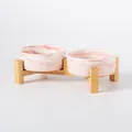 Dubbele keramische voerbakken met roze marmerpatroon en verhoogde bamboe houder - Verhoogde Verbonden Dubbele Houten Standaard / Marmer Roze / Klein