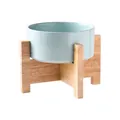 Bol pour animaux en céramique bleu clair avec support minimaliste en bois - Bol avec Support en Chêne Surélevé / Bleu Ciel Brillant / S