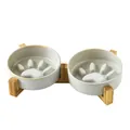 Duo keramische slow feeder voerbakken in lichtgrijs met duurzame bamboe houten houder - Ovengeglazuurd Grijs Slow Feeder Bak Met Dubbele Standaard / Middelgroot
