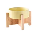 Bol en céramique jaune pâle avec support en bois minimaliste pour chiens et chats - Bol avec Support en Chêne Surélevé / Jaune Lait Brillant / S