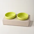 Neongrünes Keramik-Haustiernapf-Set mit minimalistischem Design auf einem Pappständer - Doppelter Napf Und Ständer / Cremegrün