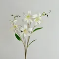 Künstliche 3D-Lilie mit vier weißen Blütenköpfen und grünen Knospen für Dekoration - Weiß