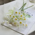Ramo de margaritas blancas artificiales con centros amarillos para decoración hogar - Blanco
