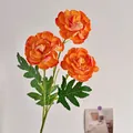 Drei köpfige künstliche orange Ranunkeln Blumen mit grünen Blättern und langen Stielen - Orange
