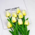 Vibrantes tulipanes de PU amarillos y marfil dispuestos en un panel decorativo blanco - Amarillo claro