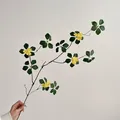 Ramas de loto artificiales con flores amarillas y hojas verdes para decoración - Estilo Corto (84cm) / Amarillo