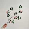Rama de flor Zen artificial realista con flores rosas y hojas verdes sostenida a mano - Estilo Corto (84cm) / Rosa