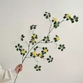 Rama de jazmín zen artificial con flores amarillas y hojas verdes en la mano - Estilo Largo (119cm) / Amarillo