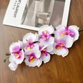 Dettaglio di orchidea artificiale bianca con bordi viola su legno scuro - Spring White Purple