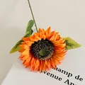 Girasole artificiale arancione acceso con petali realistici e foglie verdi strutturate - Arancione