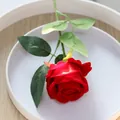 Enkele rode fluwelen kunstmatige roos met groene steel op een wit bordje - 7.5cm / Fluweel Roos Rood