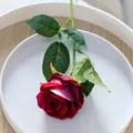 Kunstmatige fluwelen rode roos met realistische groene bladeren voor huisdecoratie - 7.5cm / Fluweel Roos Dieproze