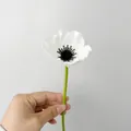 Amapola artificial blanca de PU realista con centro negro y tallo verde natural - Blanco
