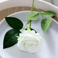 Witte fluwelen kunstmatige roos met groene bladeren op houten tafeldecoratie - 7.5cm / Fluweel Roos Wit