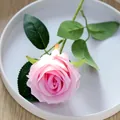 Kunstmatige fluwelen roos in roze kleurverloop met groene bladeren op wit dienblad - 7.5cm / Fluweel Roos Lichtroze