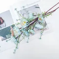 Nahaufnahme hellblauer Kunstblumen mit feiner Textur und gelben Staubgefäßen für Deko - Blau