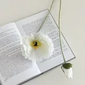 Künstliche weiße Mohnblume mit zwei Blütenköpfen und grünem Stiel für Heimdekorationen - Weiß