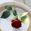 Realistische fluwelen rode kunstmatige roos voor bruiloft en huisdecoratie - 7.5cm / Fluweel Roos Wijnrood
