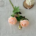 Tige de rose Austin artificielle orange clair et rose avec deux fleurs et un bouton - Champagne