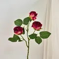 Künstlicher Rosenzweig mit drei rosa Blüten für antike Tischdekoration zu Hause - Herbstrot