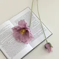 Fiore di papavero viola artificiale in seta con stelo floccato su un libro - Viola Chiaro