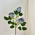 Blaue künstliche Rosen im europäischen Vintage-Stil mit realistischen Blättern für Deko - Herbstblau