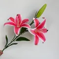 Einzelne künstliche Lilie mit zwei rosa Blüten und einer Knospe für die Dekoration - Fuchsia