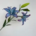 Künstlicher Lilienzweig mit blau-violetten Blütenblättern und zwei großen Blütenköpfen - Blau und Violett