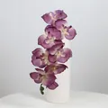 Lila künstlicher Orchideenzweig mit 8 Blüten in einer weißen gestreiften Vase - Herbstlila